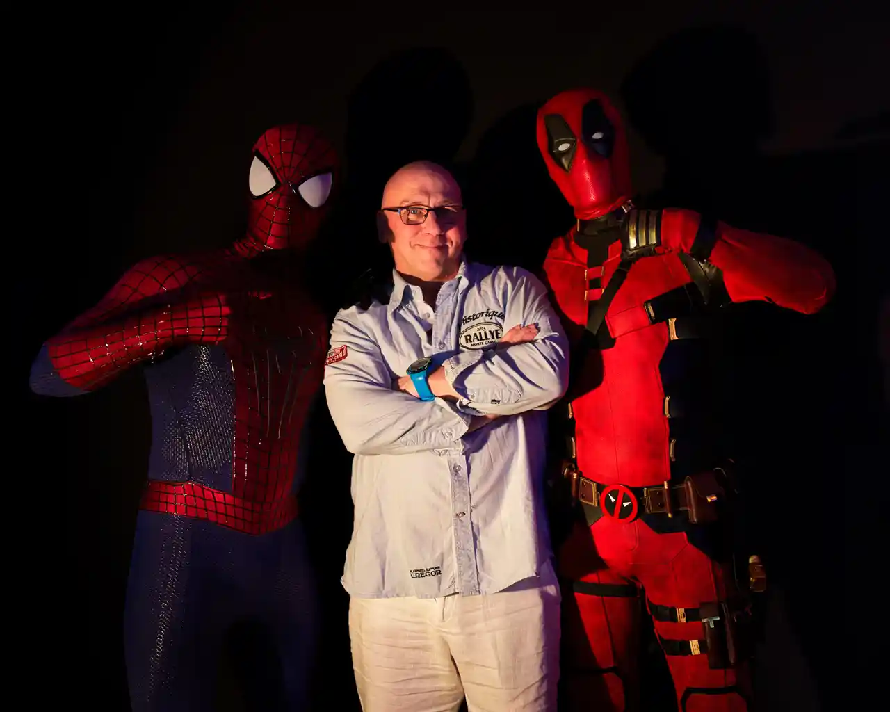Coach Elite Fitness entouré de deux membres costumés en Spider-Man et Deadpool