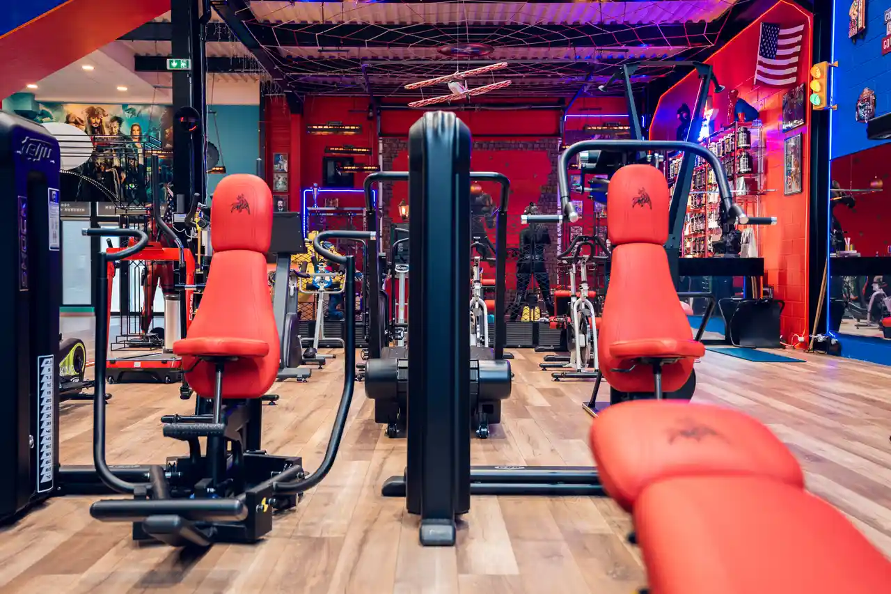 Plateau musculation machines rouges